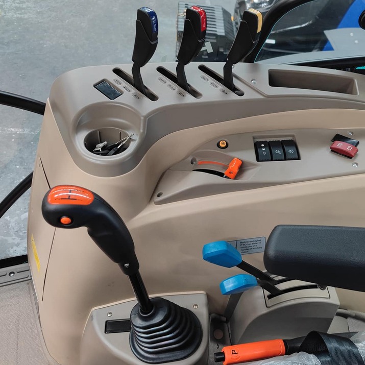 Traktor Lovol 110 hk 4wd med frontlastare