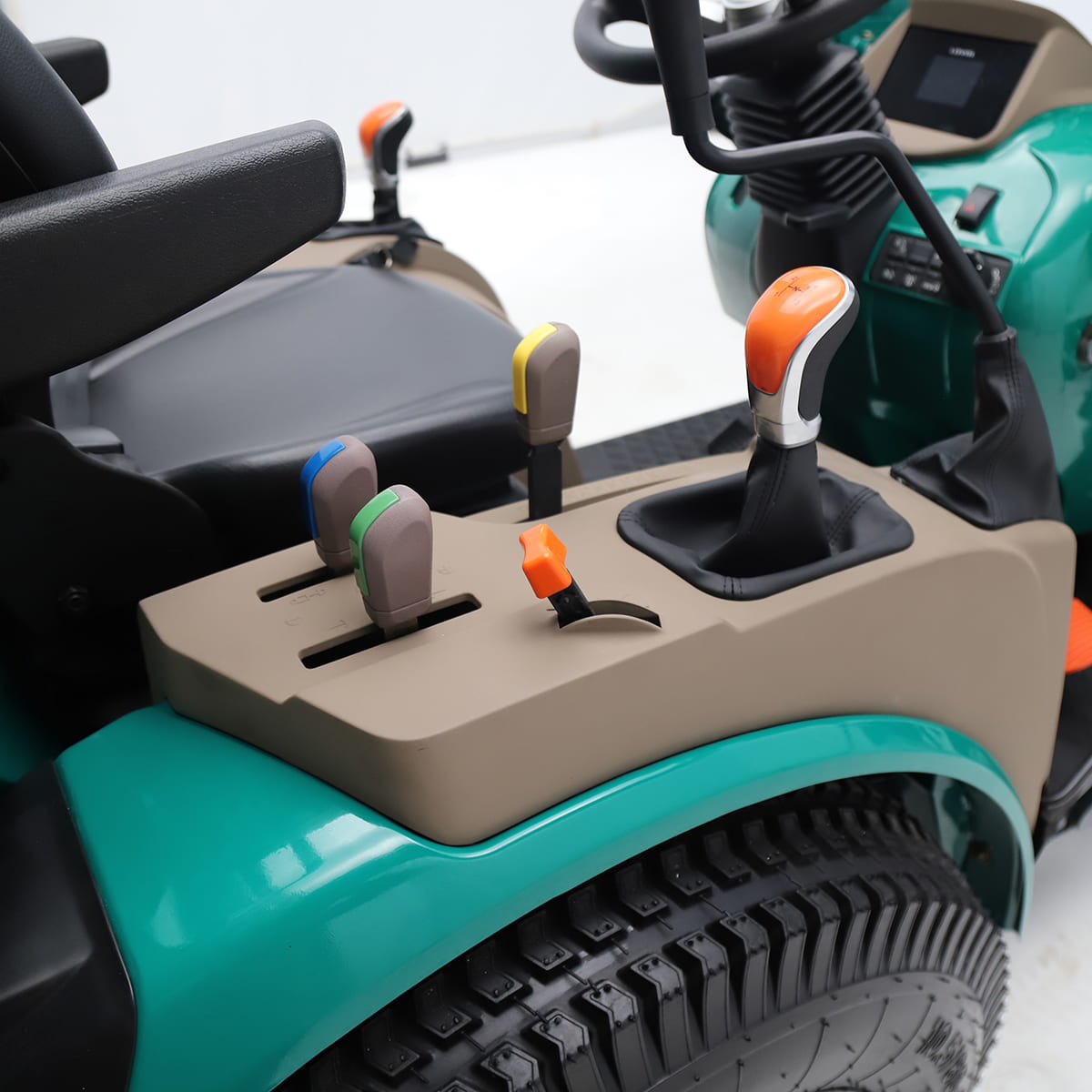 Kompakttraktor Lovol 25 hk med frontlastare, utan hytt