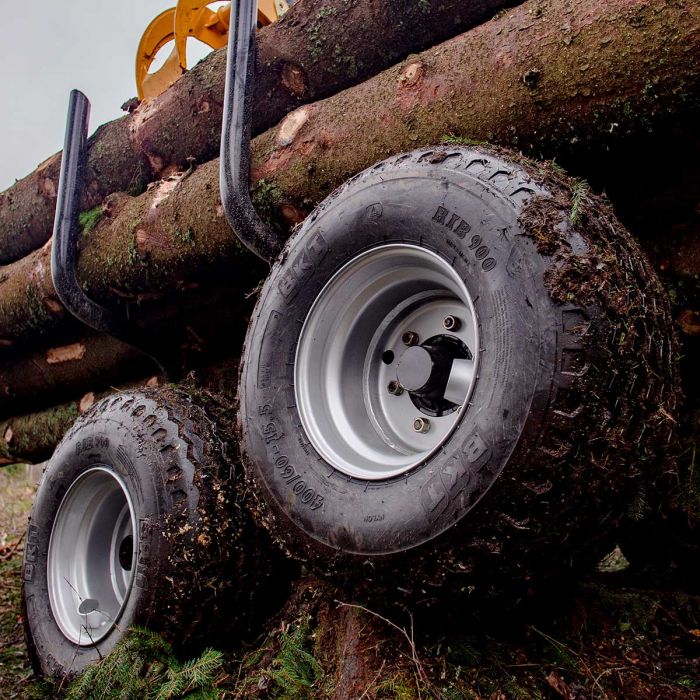Skogsvagn 9 ton med kran 6,3 m