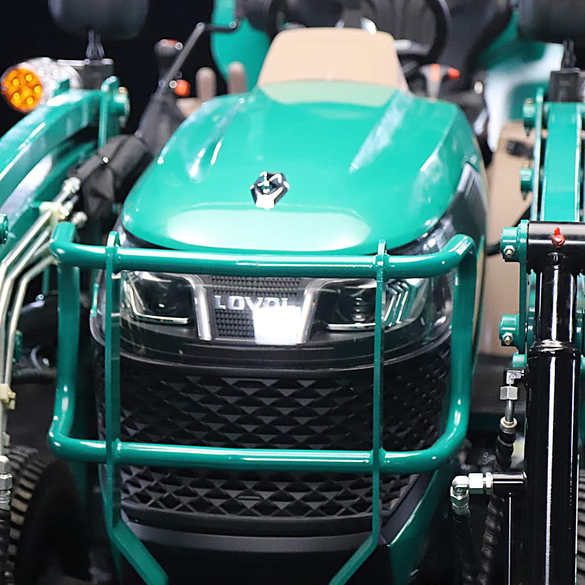 Kompakttraktor Lovol 25 hk med frontlastare, utan hytt