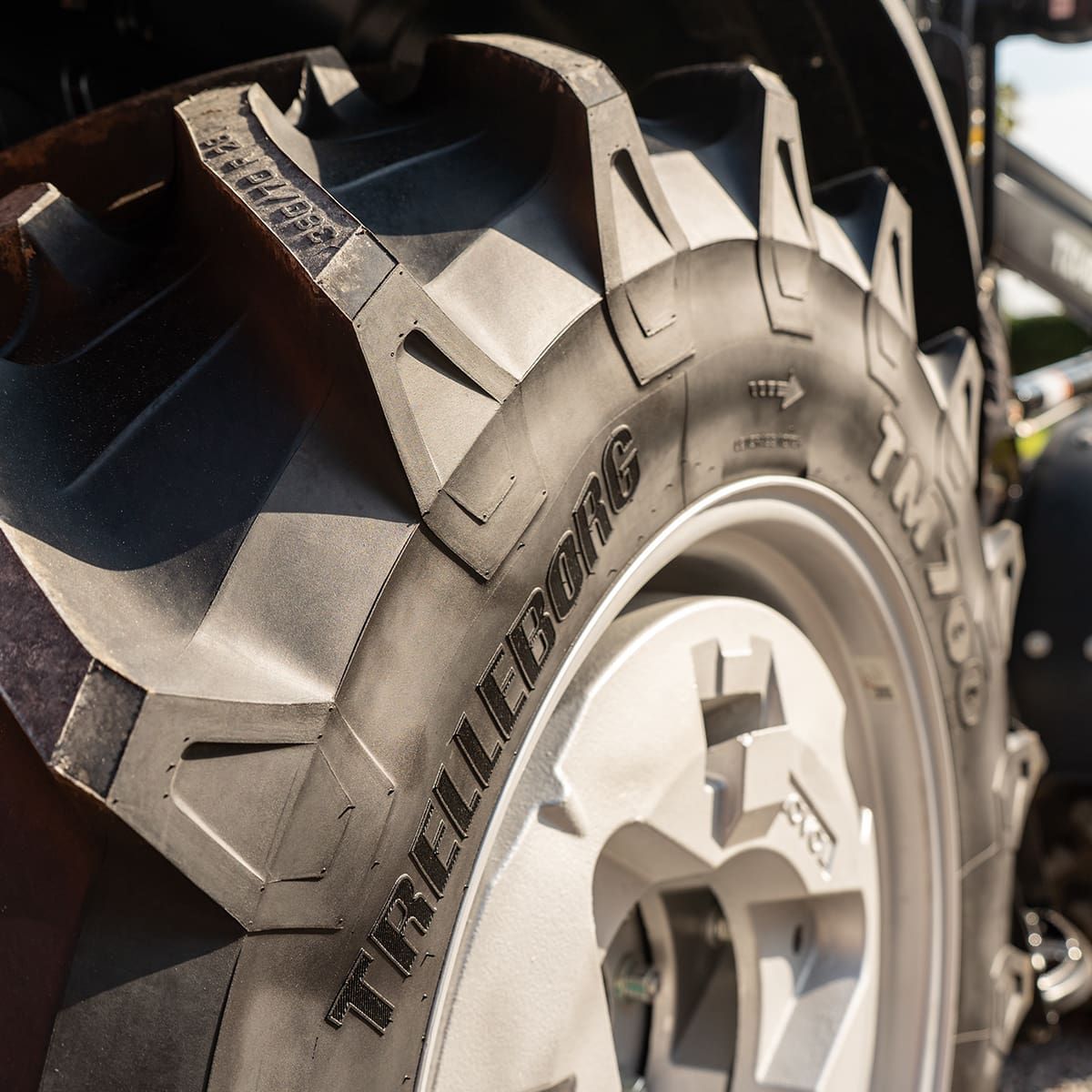 Traktor Lovol 55 hk PRO 4WD med frontlastare, Stage V