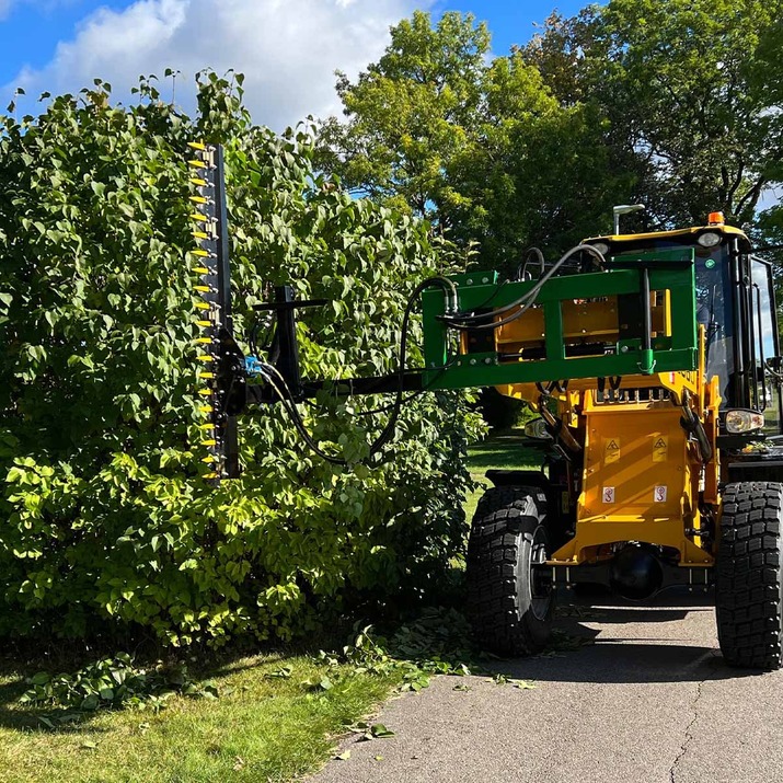 Häckklipp till frontlastare med bultat Trimafäste