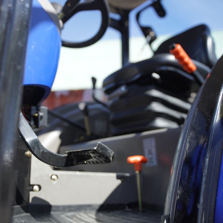 Traktor Lovol 40 hk 4wd med frontlastare, Steg V