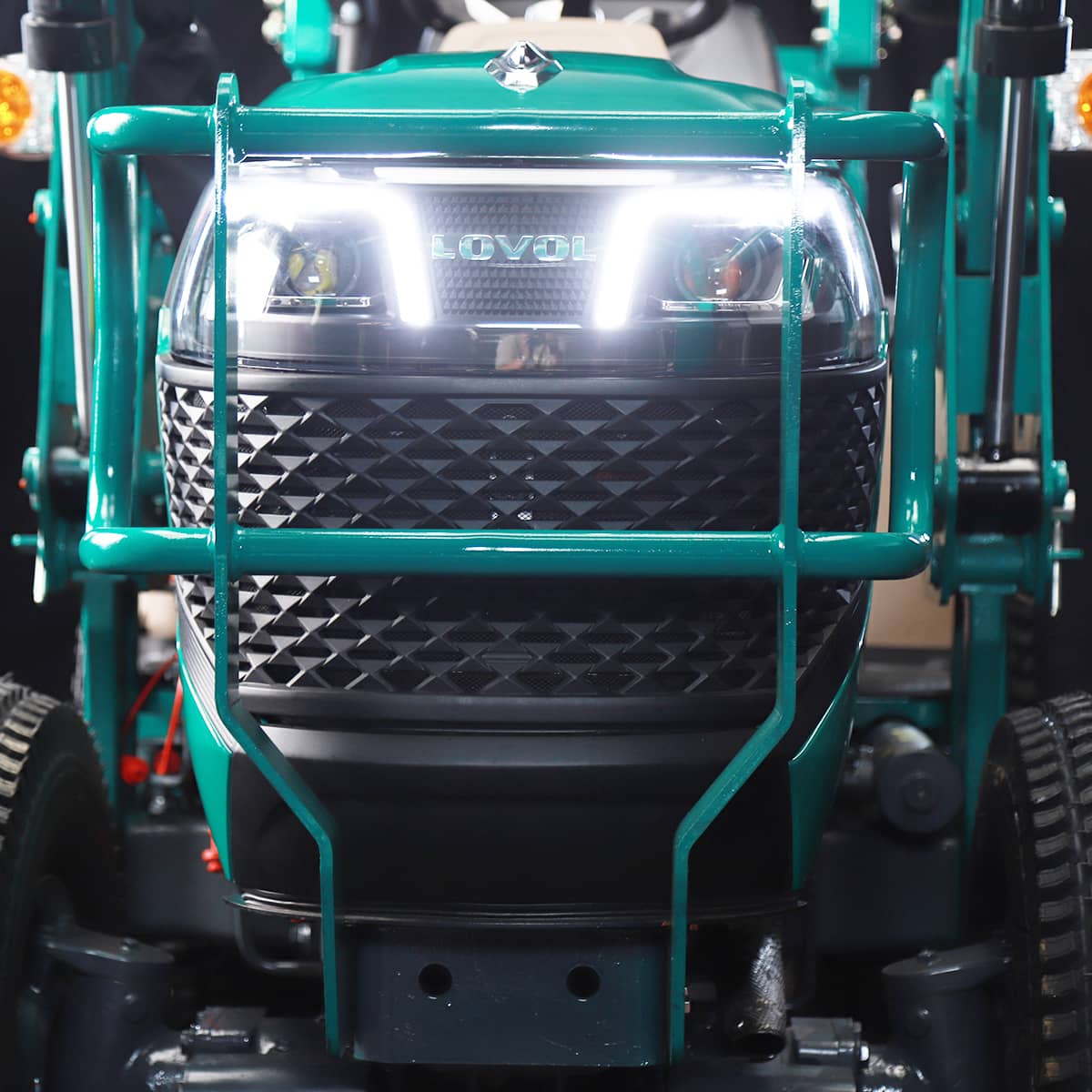 Kompakttraktor Lovol 25 hk med frontlastare, utan hytt