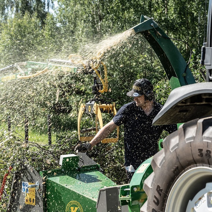 Flishugg 170, hydraulisk inmatning med pump och tank