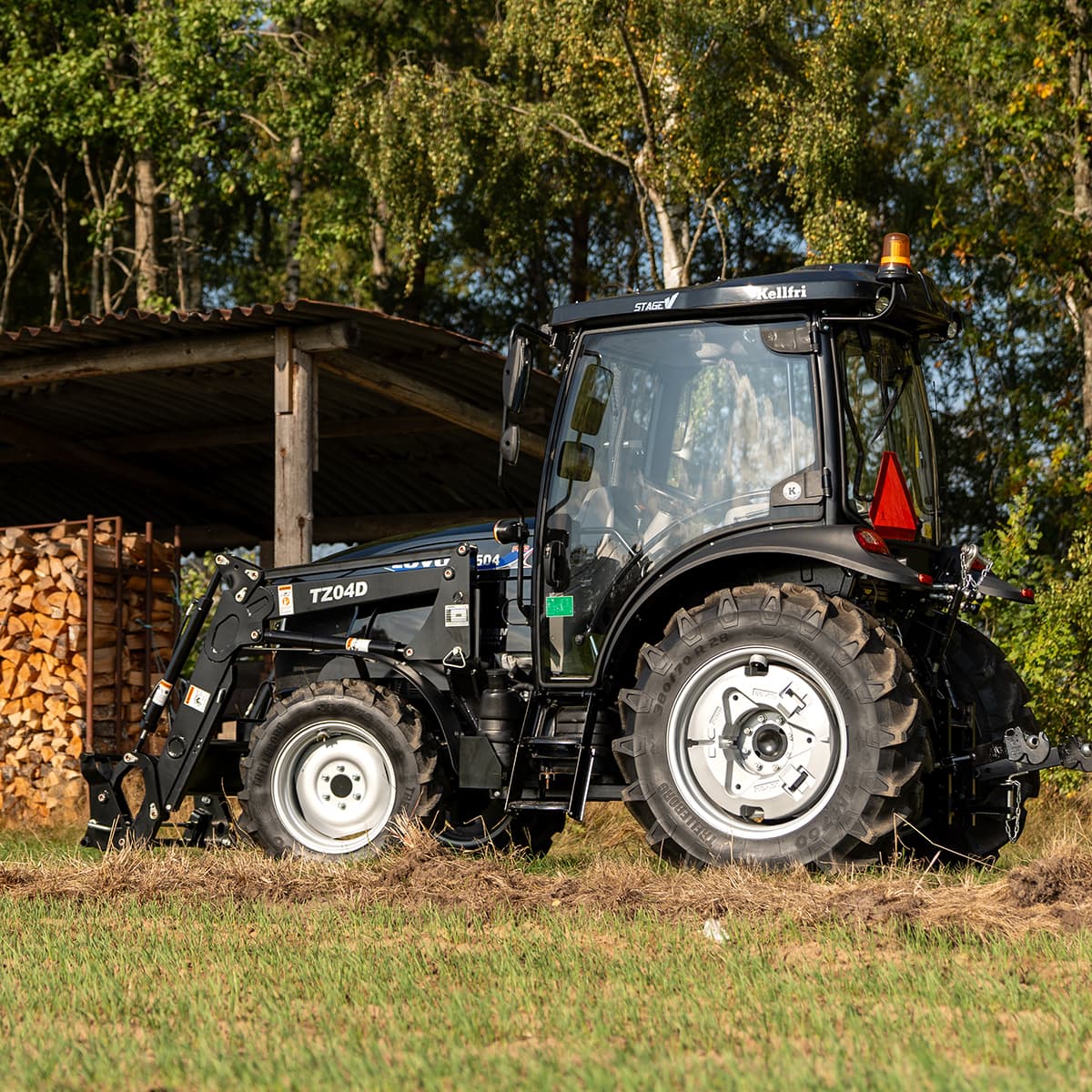 Traktor Lovol 55 hk PRO 4WD med frontlastare, Stage V