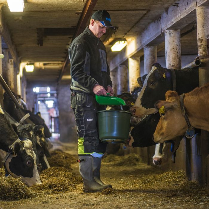 Foderskopa plast, med inåtriktat handtag