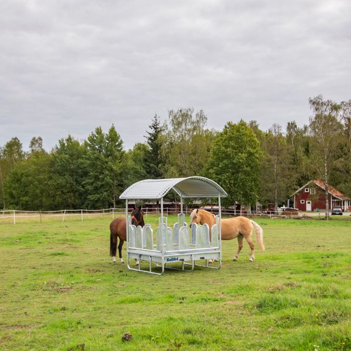 Foderhäck med tak och täckta bogstöd för häst